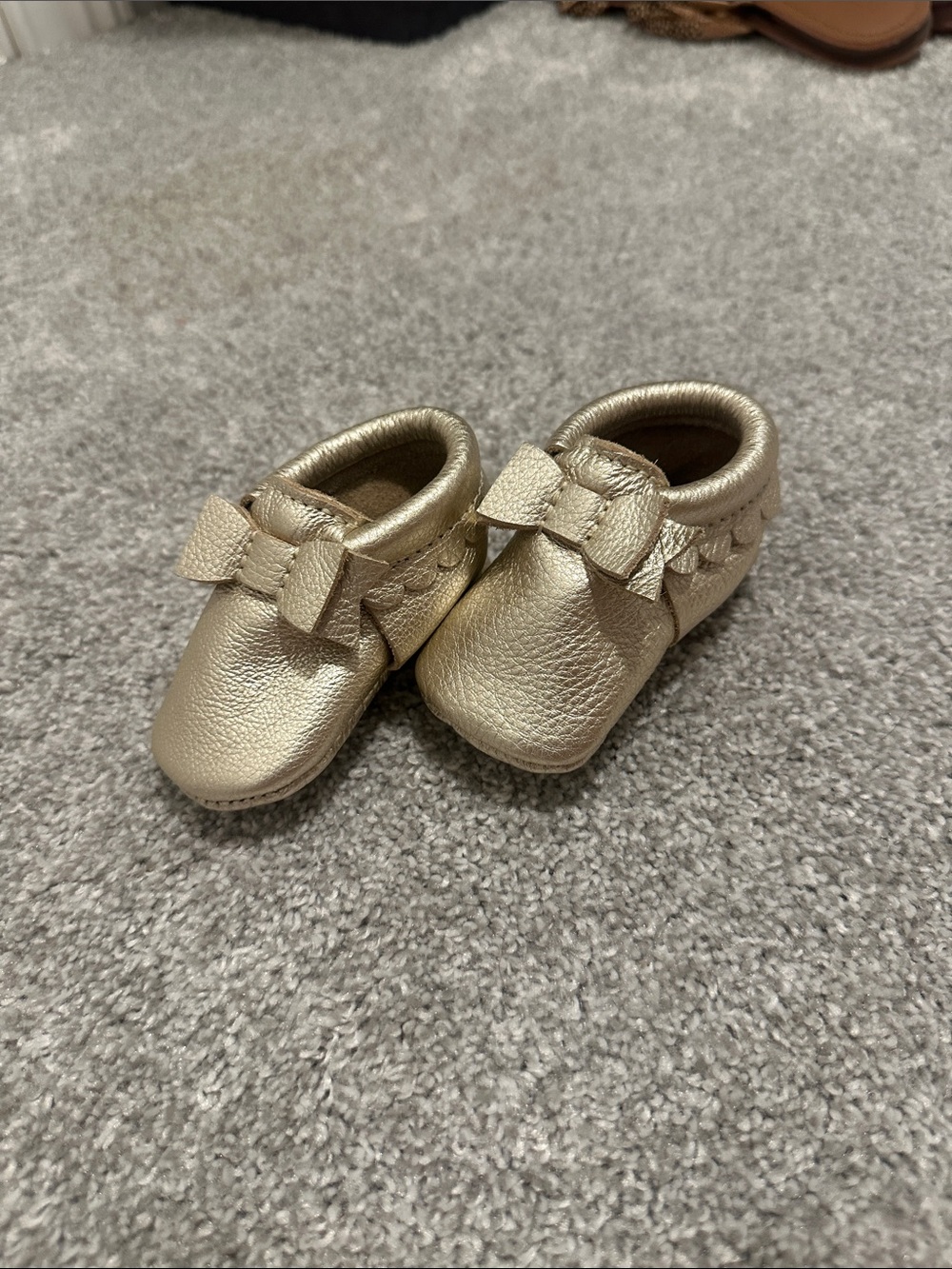 NWOT Freshly Picked Gold Bow Baby Moccasins